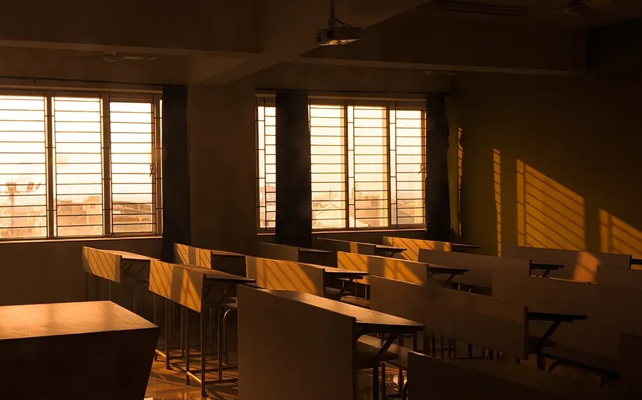 Sala de aula com soluções de iluminação e conforto ambiental