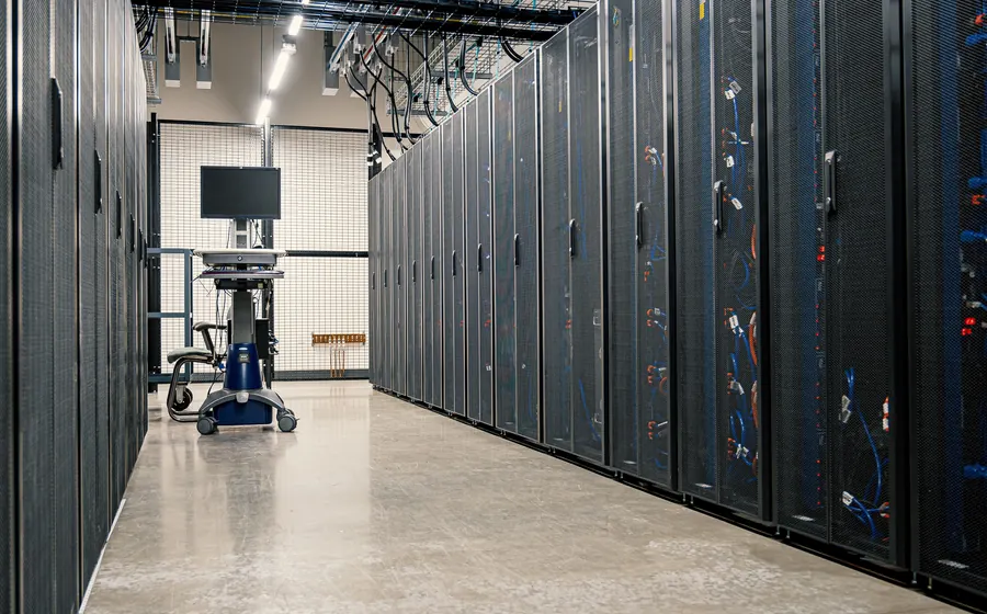 Rack e equipamentos para infraestrutura de rede e conectividade