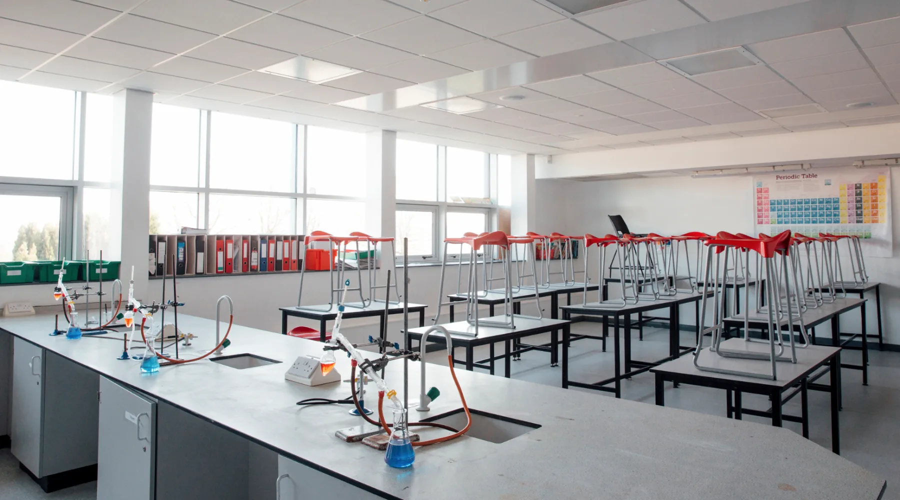Laboratório escolar: como planejar estrutura, mobiliário e equipamentos